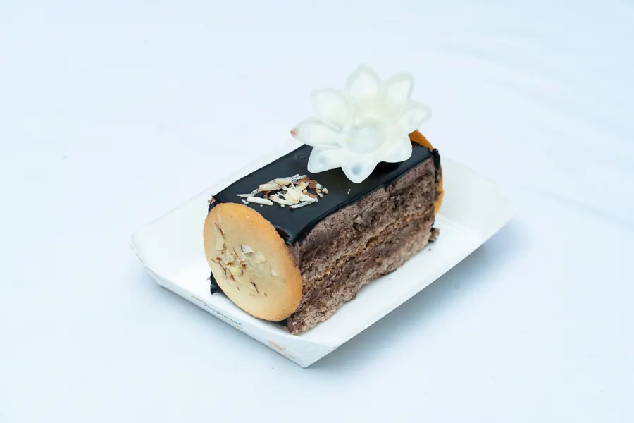 Rose Noire Slice